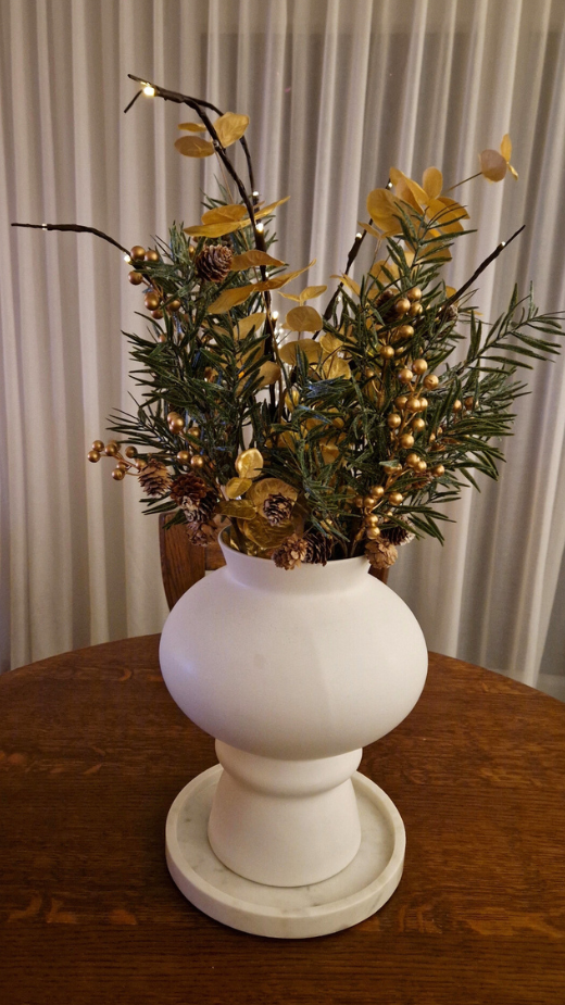 A festive centerpiece with gold accents